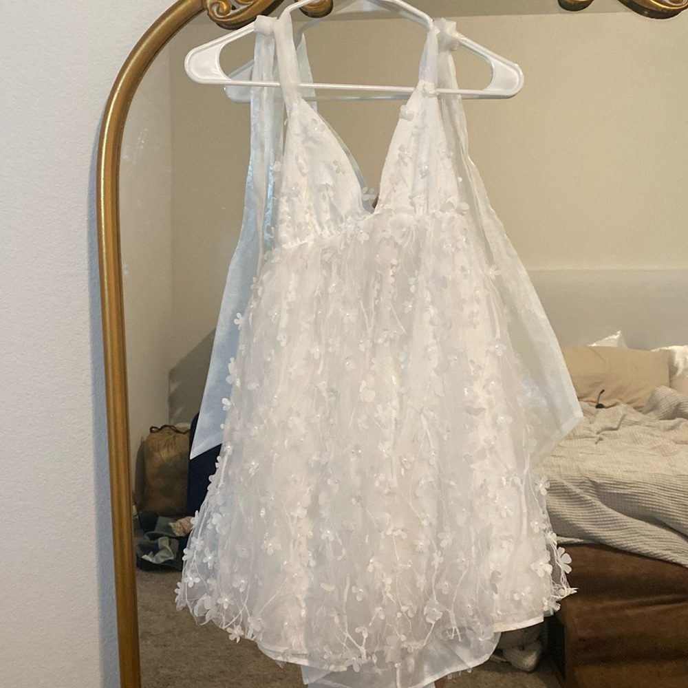 White Floral Appliqué Mini Dress - Elegant V-Neck Halter